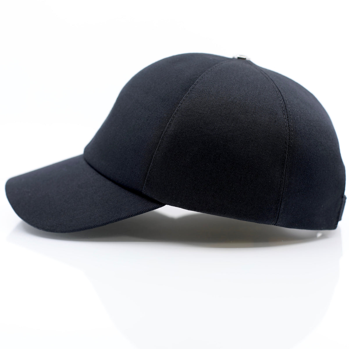 casquette de golf de luxe noire profil fermoir argenté gravé Mark De Belleroy
