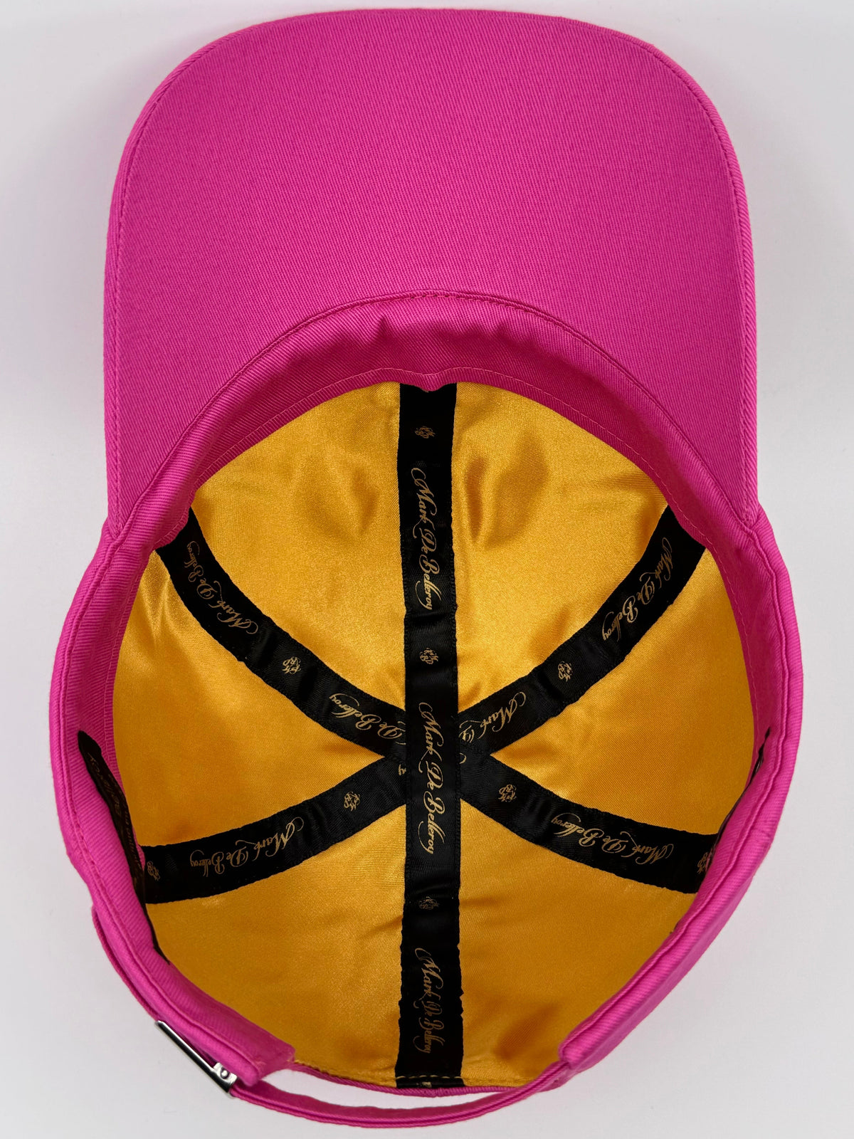 casquette de golf de luxe fuchsia vue arrière intérieur satin doré made in France
