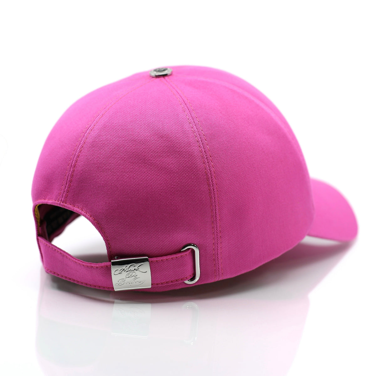 casquette de golf de luxe fuchsia vue arrière intérieur satin doré fermoir argenté gravé made in France 