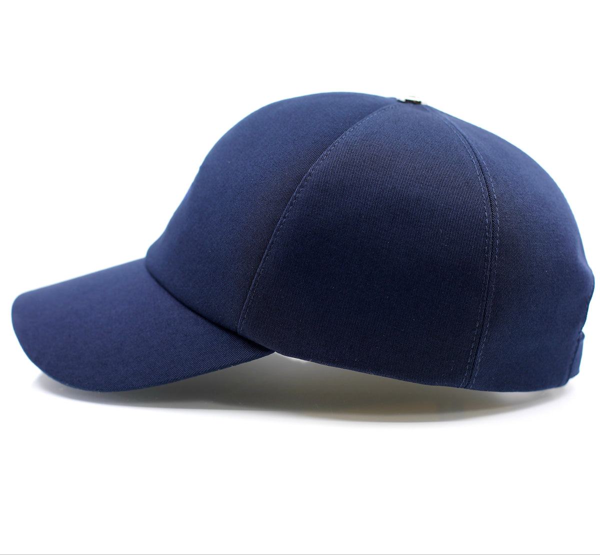 casquette de golf de luxe bleu marine profil fermoir argenté gravé Mark De Belleroy