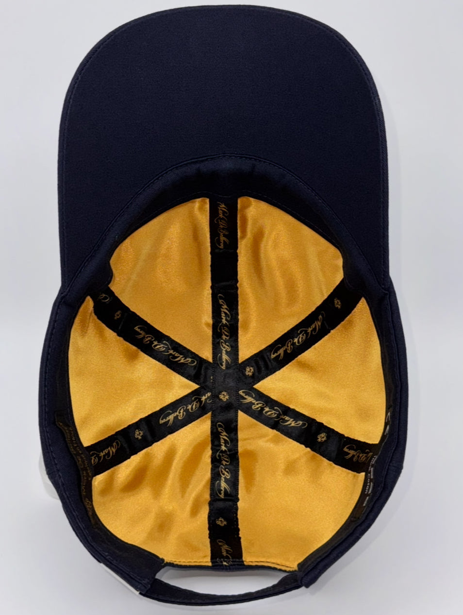 casquette de golf de luxe bleu marine vue intérieure intérieur satin doré made in France