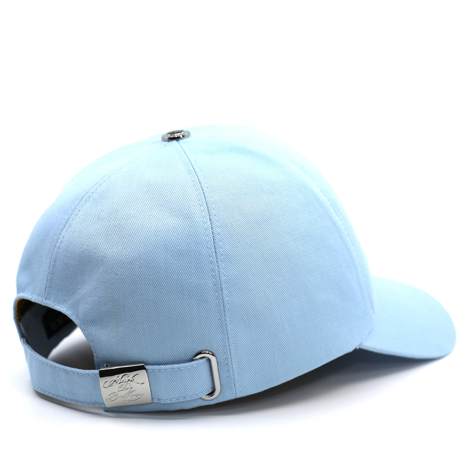 casquette de luxe bleu ciel vue arrière intérieur fermoir argenté gravé made in France Mark De Belleroy
