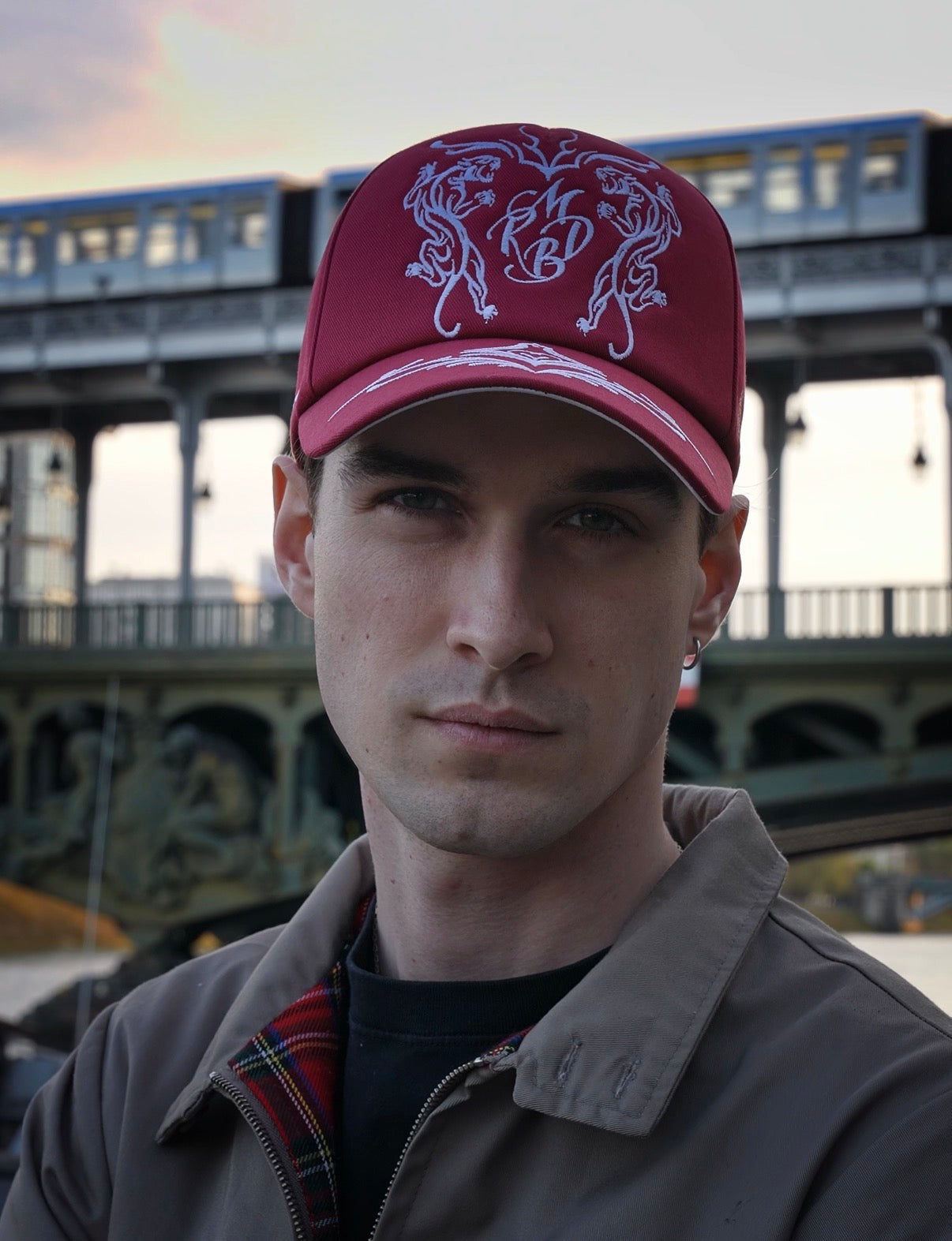 Casquette baseball, casquette de luxe, casquette Mark De Belleroy, casquette baseball designer français, casquette bordeaux, casquette couleur bordeaux, casquette tatouage, casquette brodée, casquette avec broderie, casquette panthère, casquette fashion, casquette design, casquette intérieur satin, casquette baseball 5 pans, casquette parisienne, casquette française, 