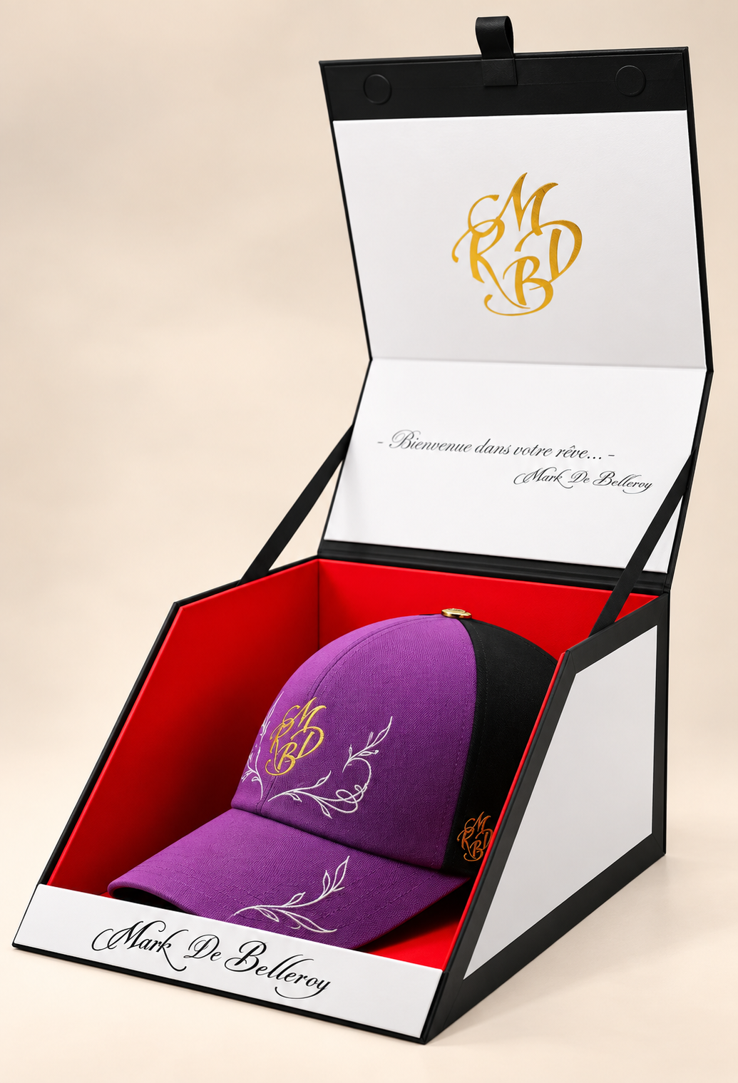 casquette baseball de luxe violette et noire Mark De Belleroy dans son écrin signature made in France