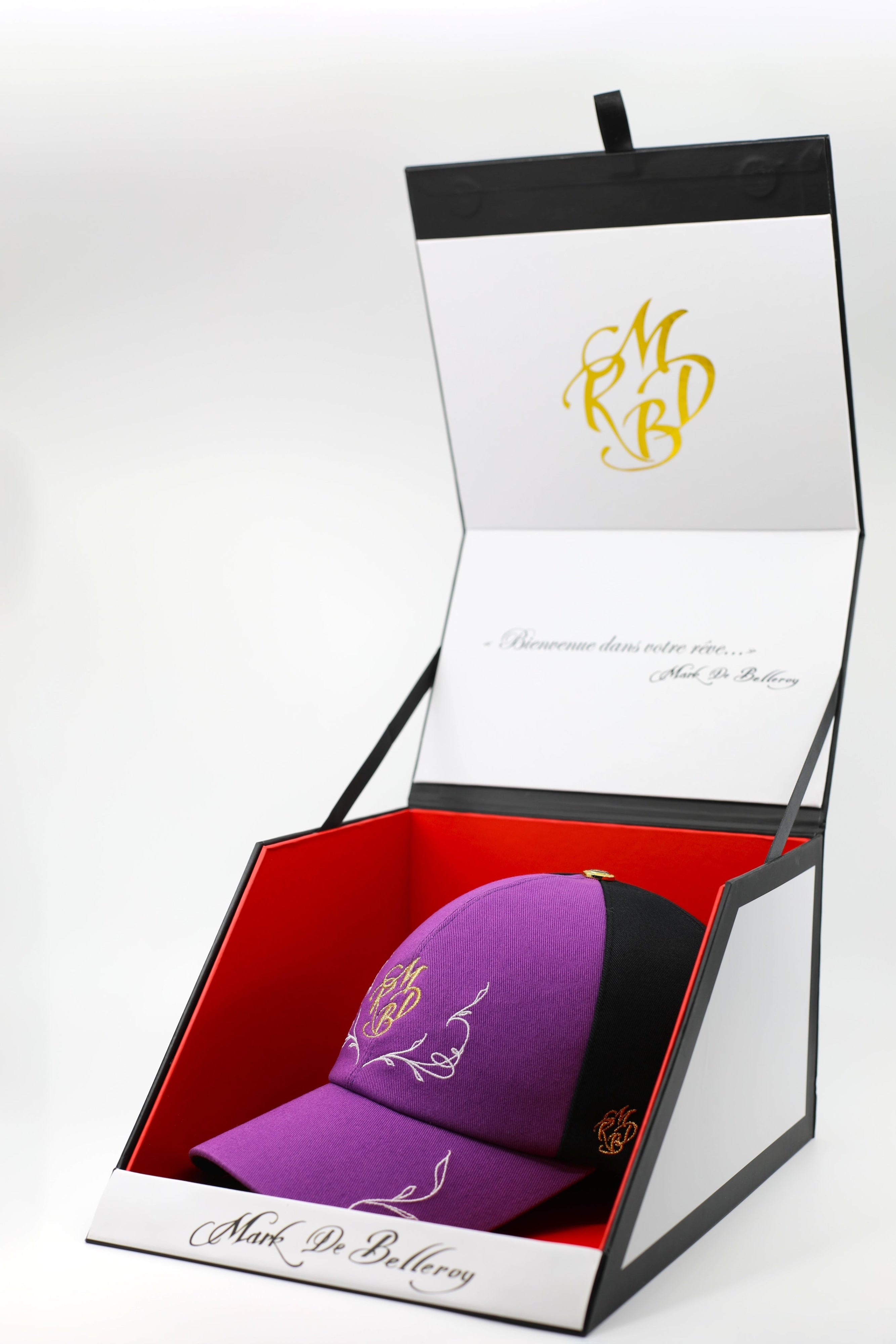 Casquette baseball de luxe Mark De Belleroy violette et noire intérieur satin doré dans son écrin signature mark de belleroy casquette baseball 6 pans casquette brodée 