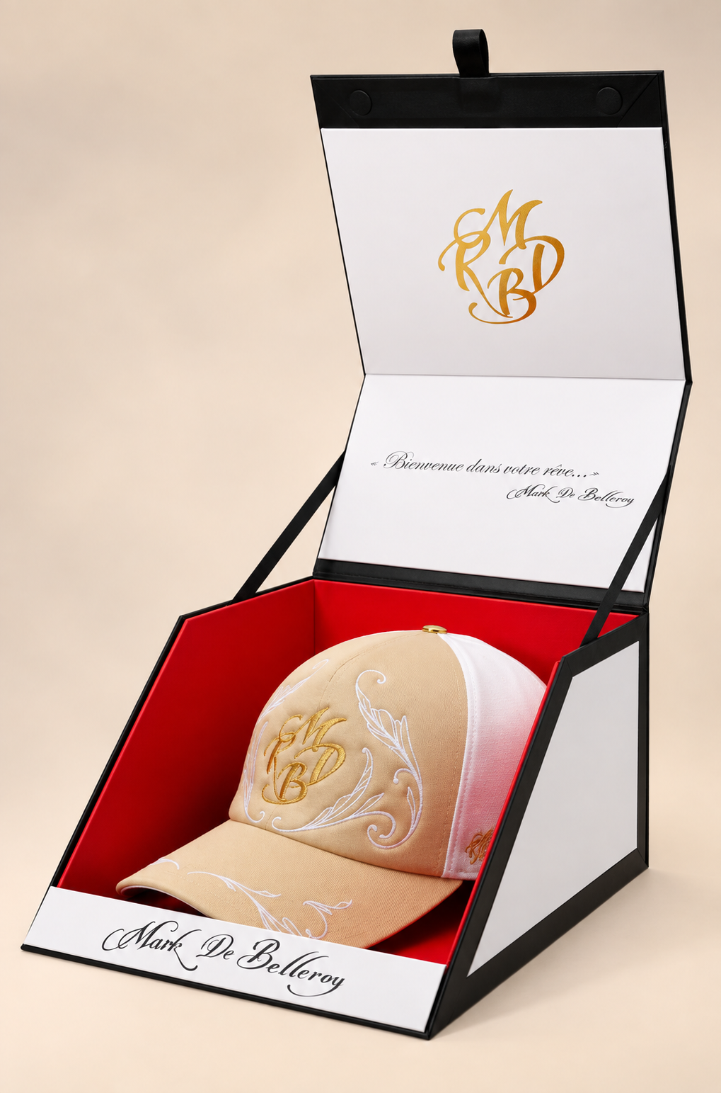 casquette baseball de luxe beige et blanche Mark De Belleroy dans son écrin signature made in France