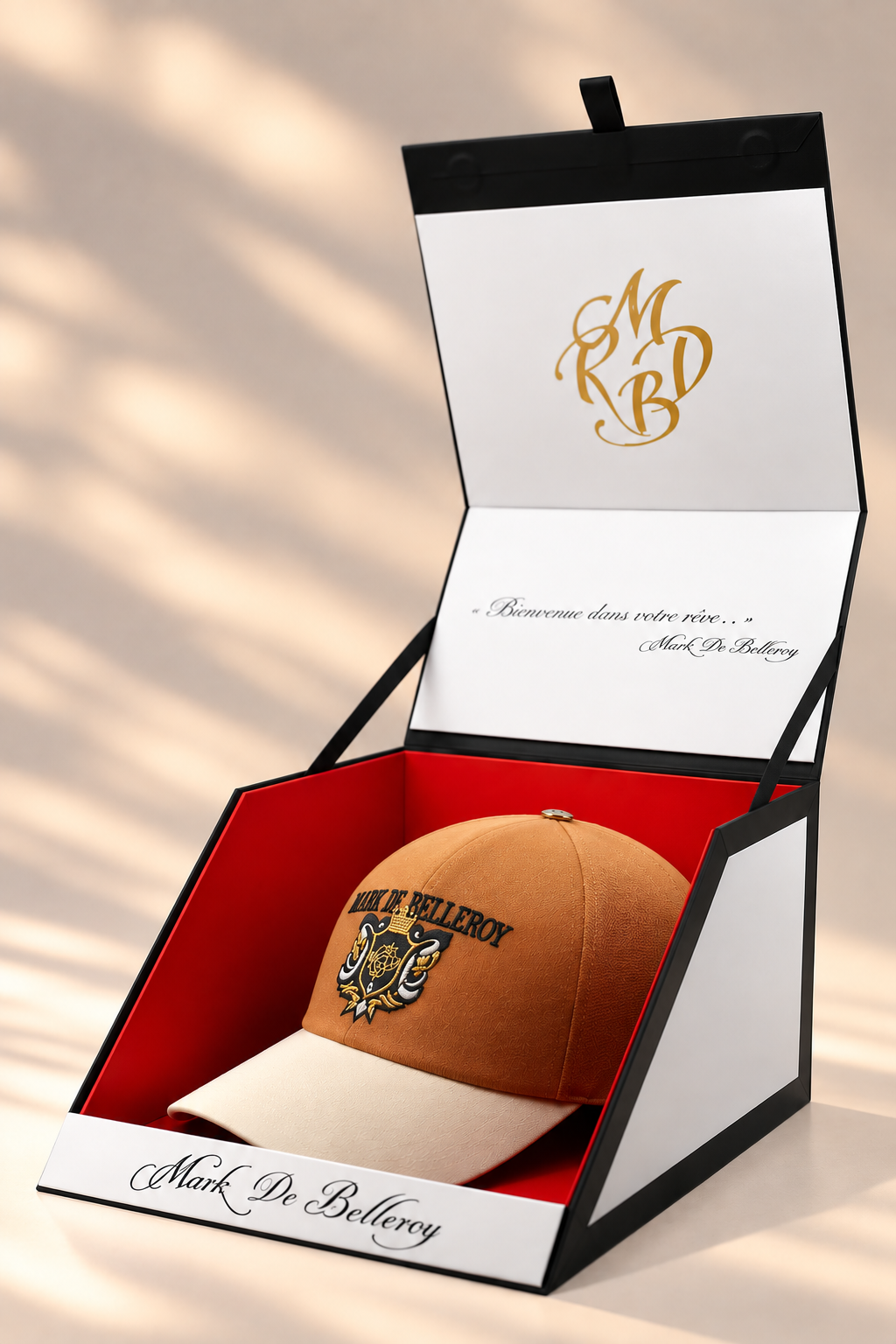 Casquette baseball luxe pêche et blanc dans son écrin signature Mark De Belleroy, broderie noir blanc et fil d'or 24 carats. Fabrication artisanale française Mark De Belleroy.