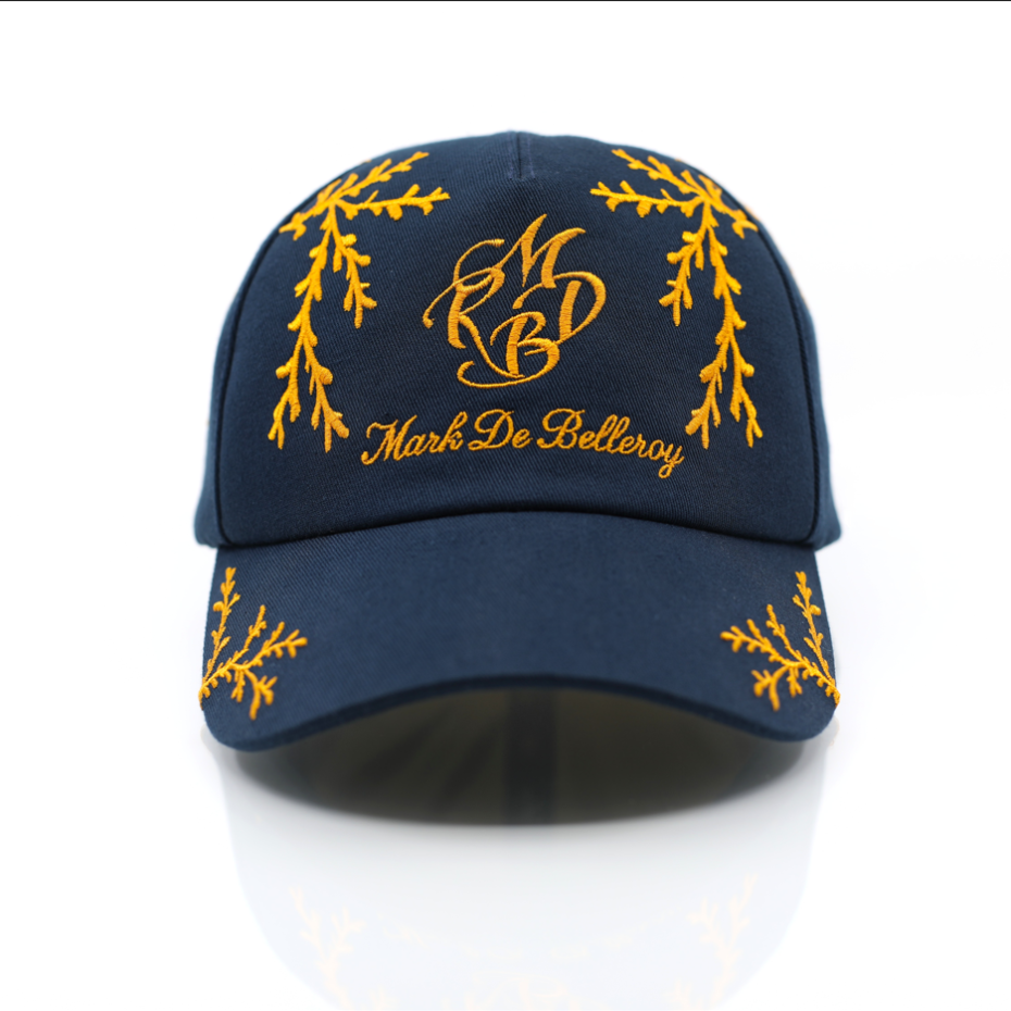 vue de face casquette prestige bleu marine broderie branchage orange fermoir argenté gravé Mark De Belleroy