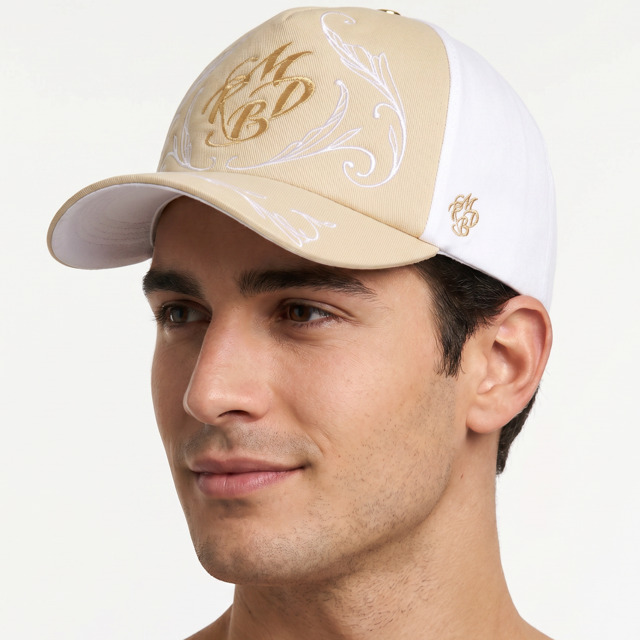 Mark De Belleroy - Casquette baseball - casquette de luxe - casquette caramel et blanche - casquette beige et blanche - casquette premium - casquette haut de gamme - casquette fabriquée en France - Casquette made in France - Casquette prestige - casquette de collection - casquette fashion - casquette brodée - casquette - casquette maison française - casquette maison de luxe - casquette homme - casquette femme - casquette no gender