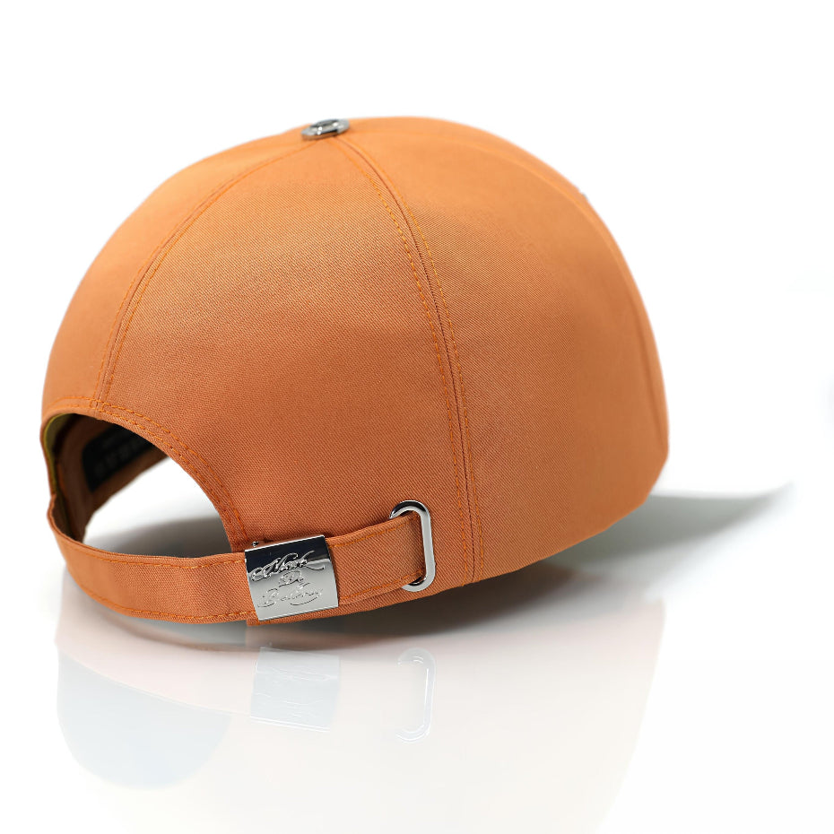 Vue arrière casquette de luxe fabrication artisanale française Mark De Belleroy
Fermoir gravé argenté et rivet argenté

