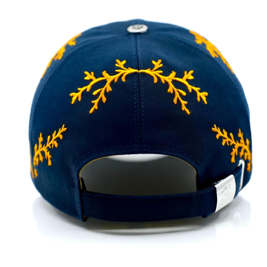 Vue arrière casquette de luxe bleu marine L'Éclat Sauvage intérieur satin fabrication artisanale française Mark De Belleroy