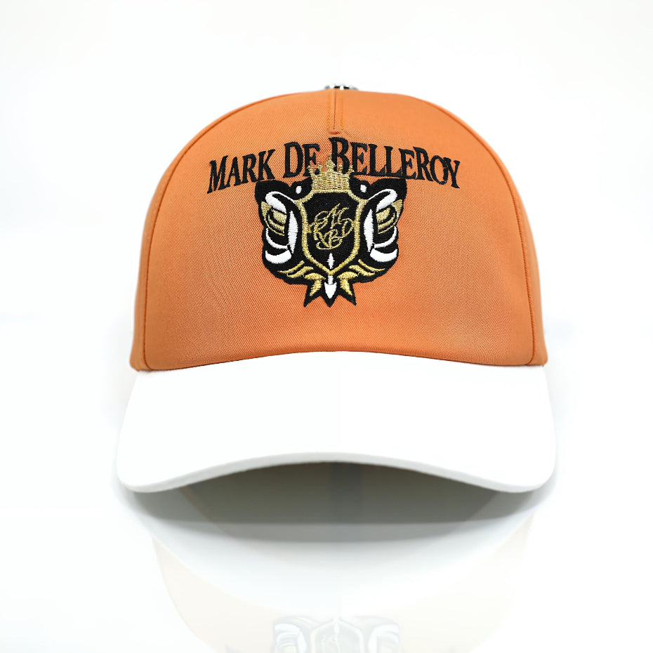 Vue de face casquette blason royal, broderie en fil noir blanc et d'or 24 carats Mark De Belleroy