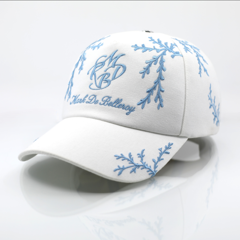 casquette baseball luxe blanche branchage bleu ciel profil avant gauche rivet argenté logotypé Mark De Belleroy