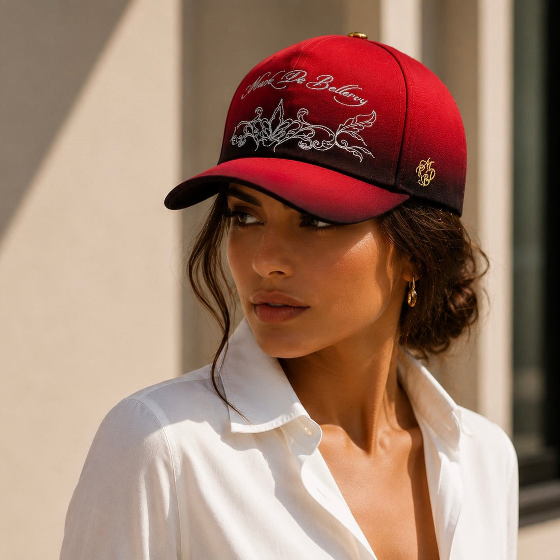 Femme portant une casquette de luxe Mark De Belleroy rouge dégradée noire, casquette made in France. 