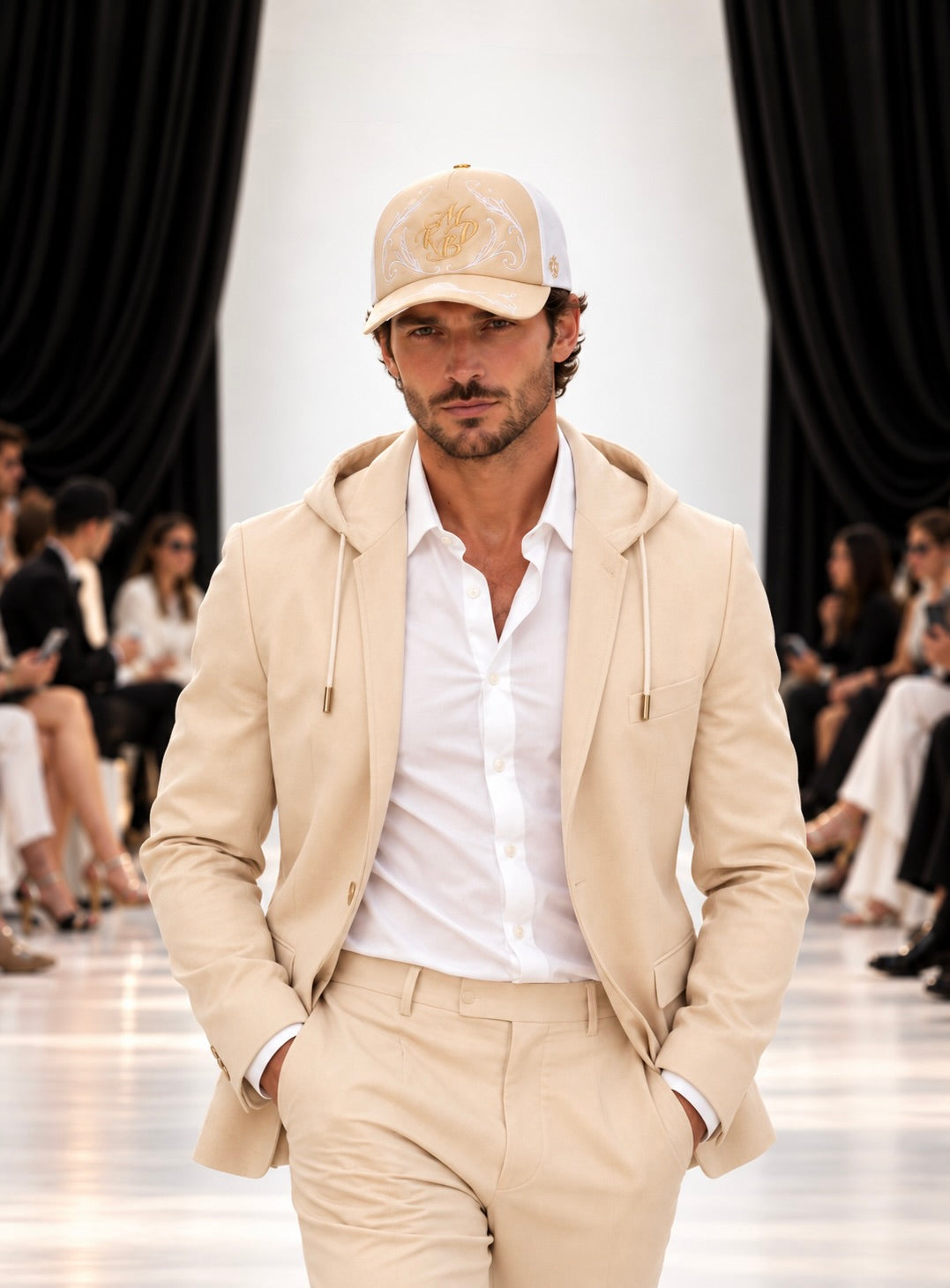 Défilé Paris Fashion week homme qui défile avec une casquette de luxe casquette haut de gamme de la première maison de casquette de luxe française Mark De Belleroy
