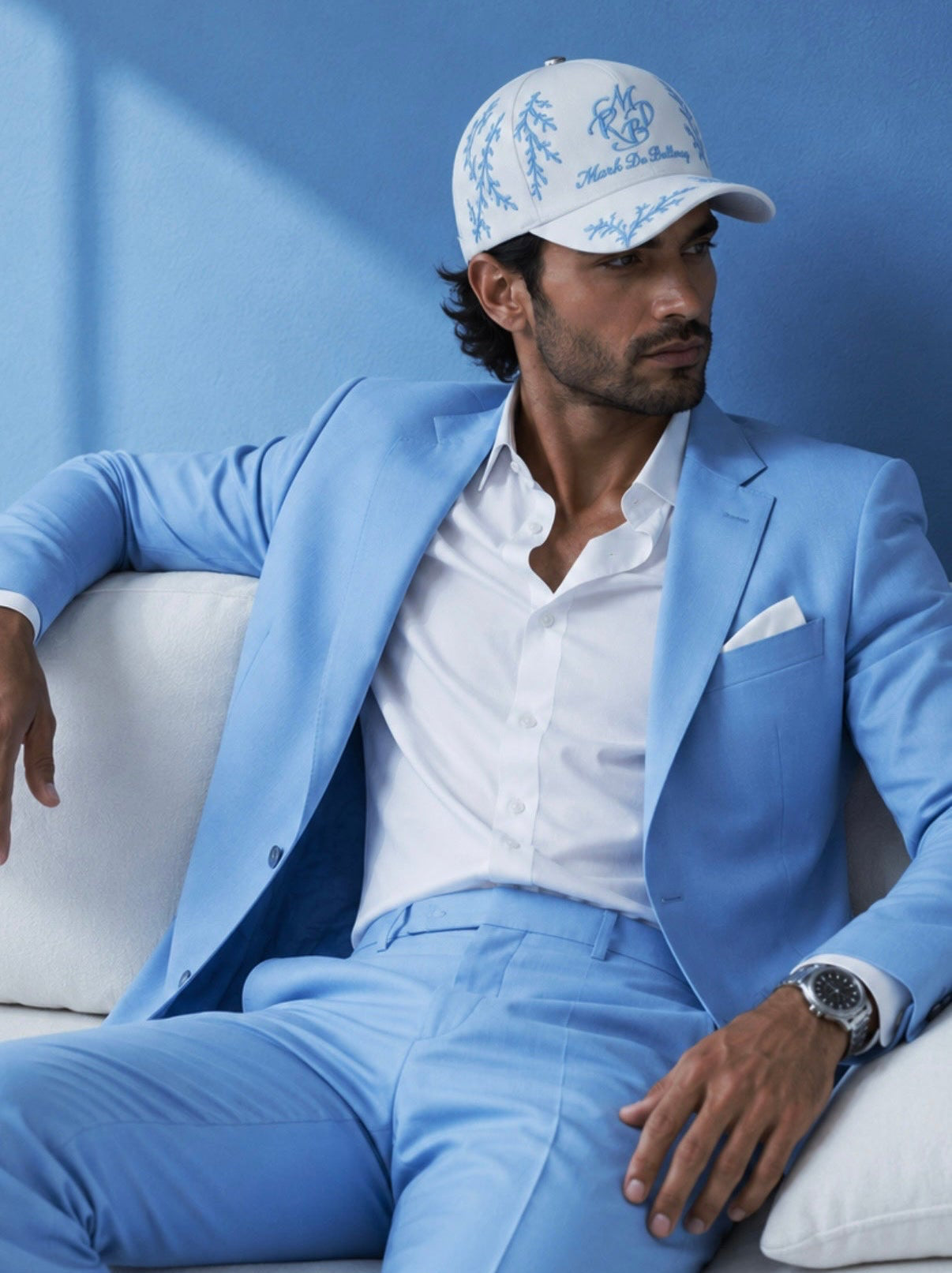 Homme portant une casquette de luxe homme blanche et bleu en costume bleu clair casquette Mark De Belleroy
