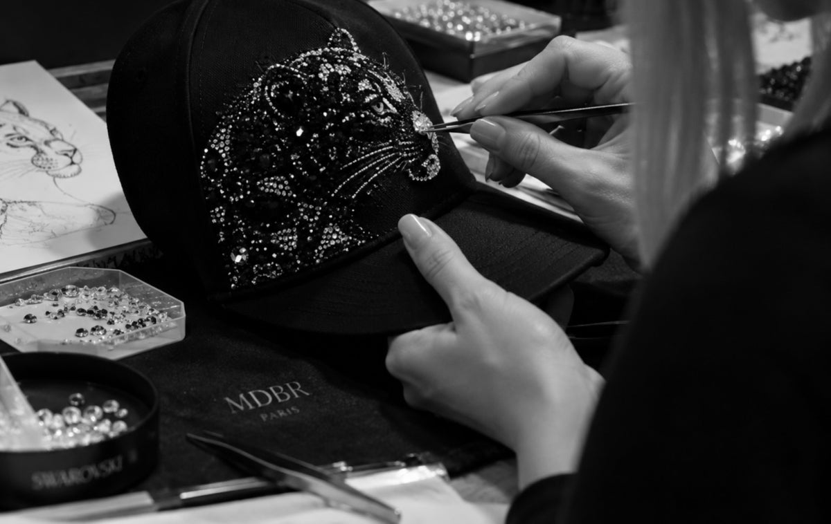 Personnalisation de casquette prestige sur mesure maison de luxe mark de belleroy, unique maison au monde de casquette de luxe française. 