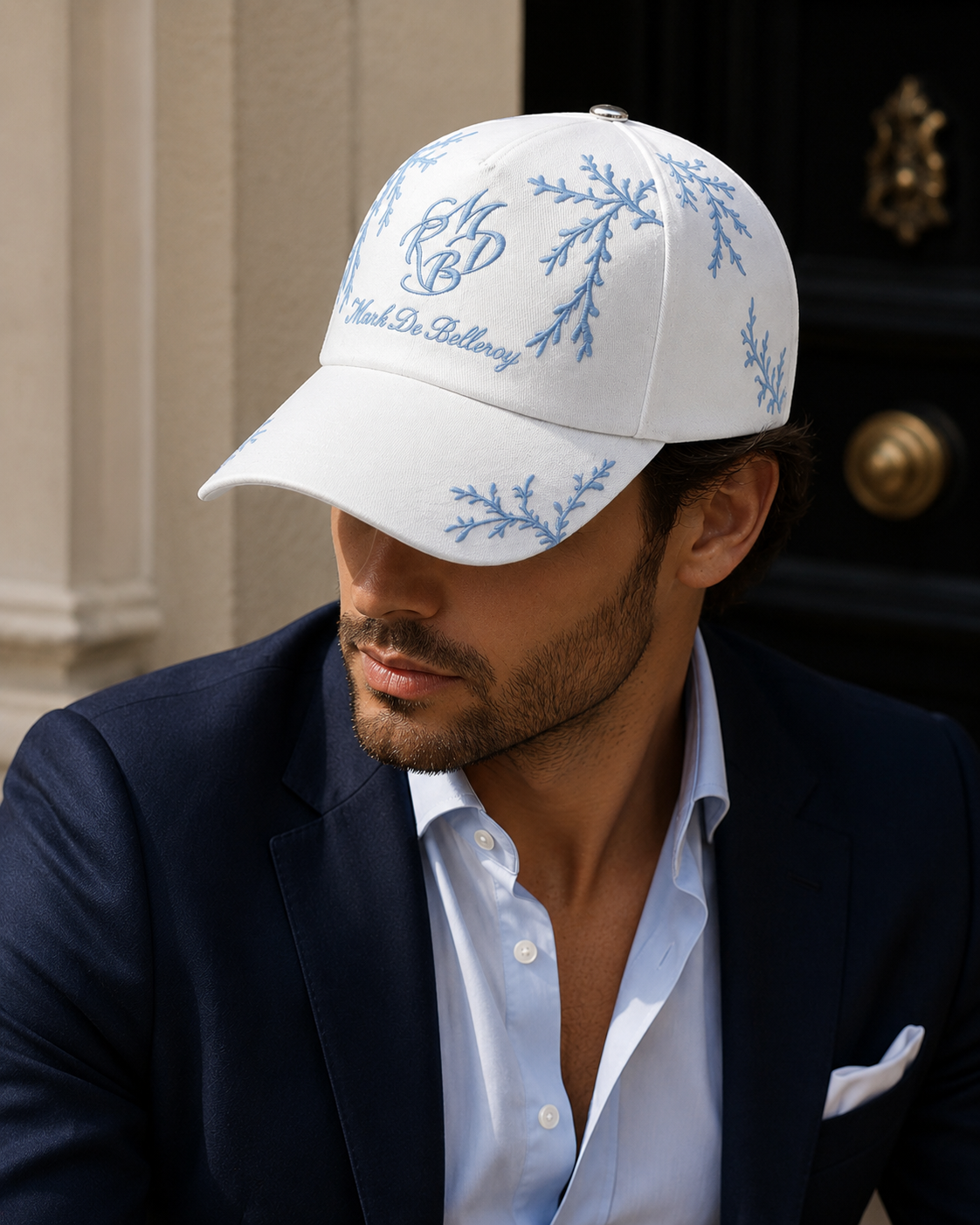 Casquette baseball de luxe L'Éclat Céleste portée par un homme, blanc et branchage bleu ciel, Mark De Belleroy