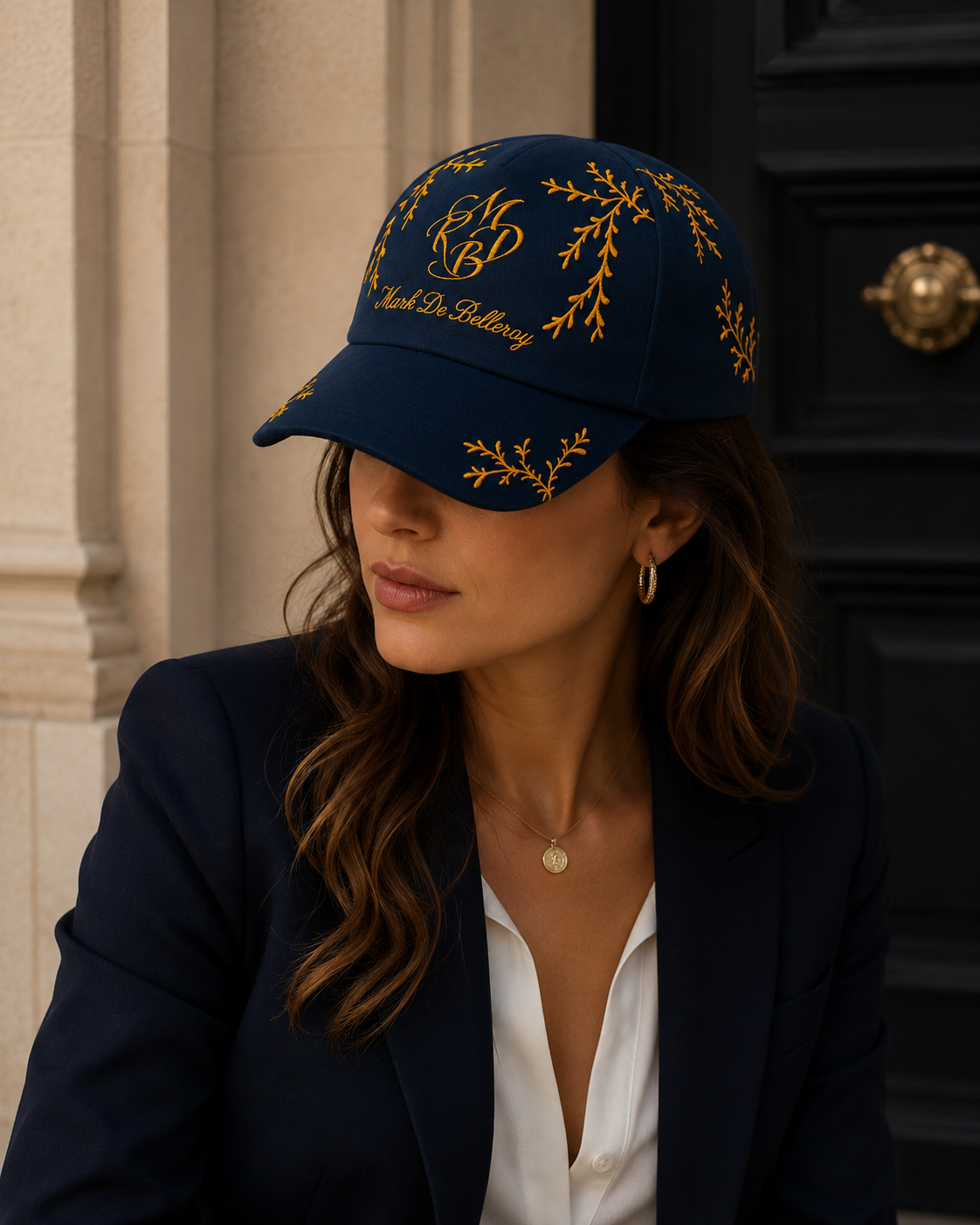 Casquette baseball de luxe L'Éclat Sauvage portée par une femme — bleu marine et branchage orange, Mark De Belleroy