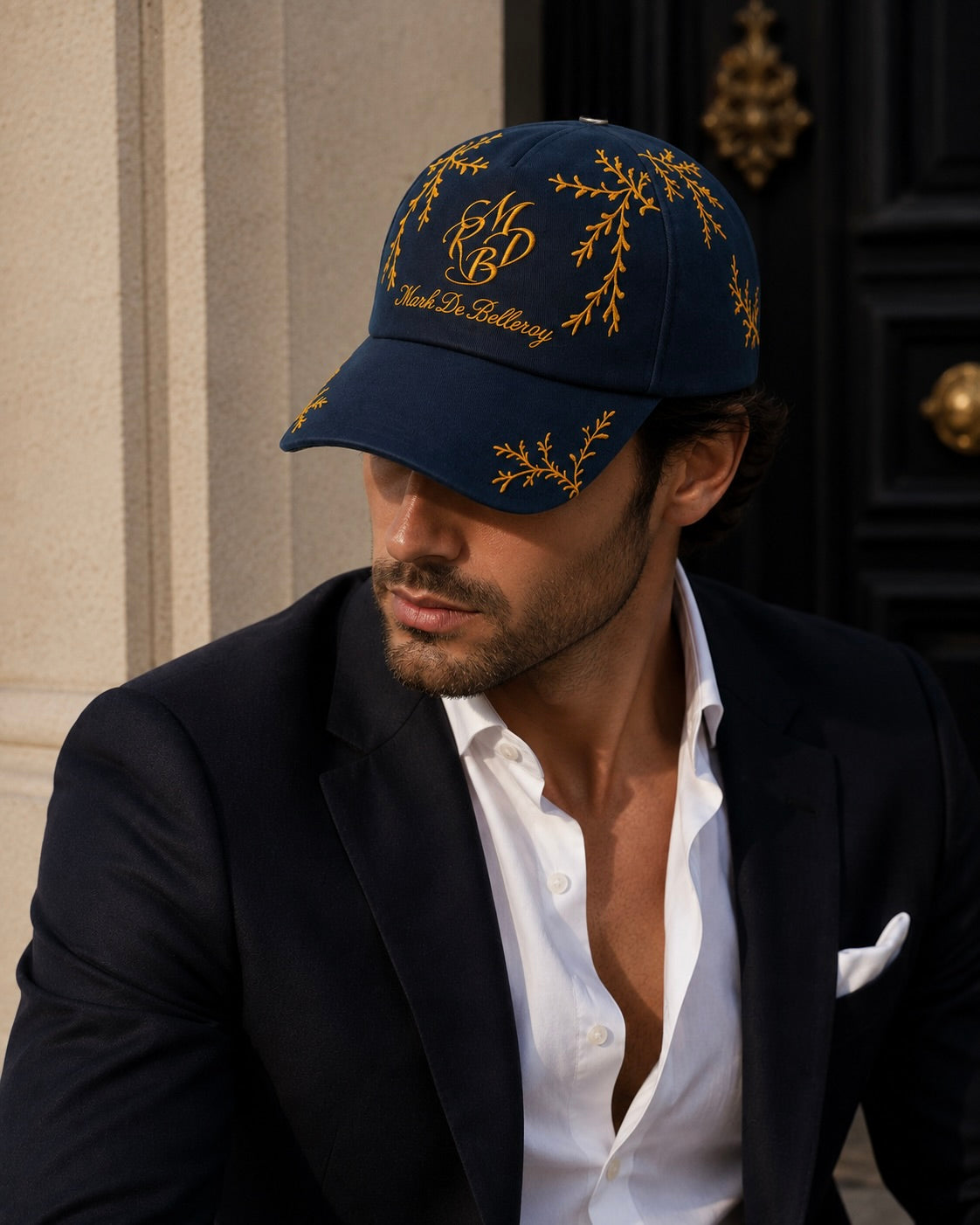 Casquette baseball de luxe L'Éclat Sauvage portée par un homme — bleu marine et branchage orange, Mark De Belleroy