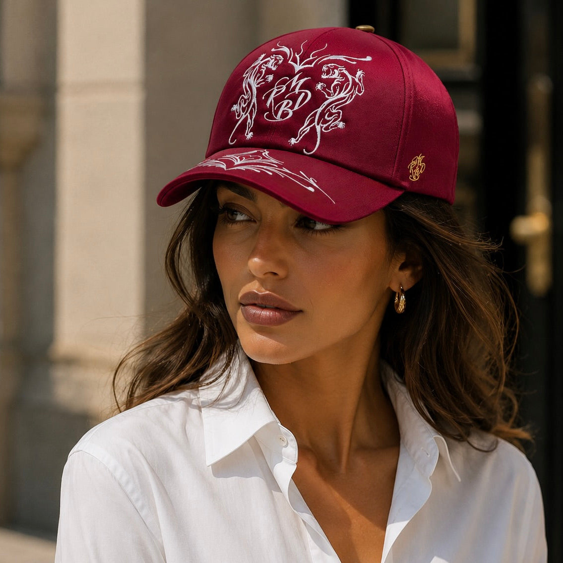 femme portant casquette baseball de luxe bordeaux collection Prestige made in France Mark De Belleroy
