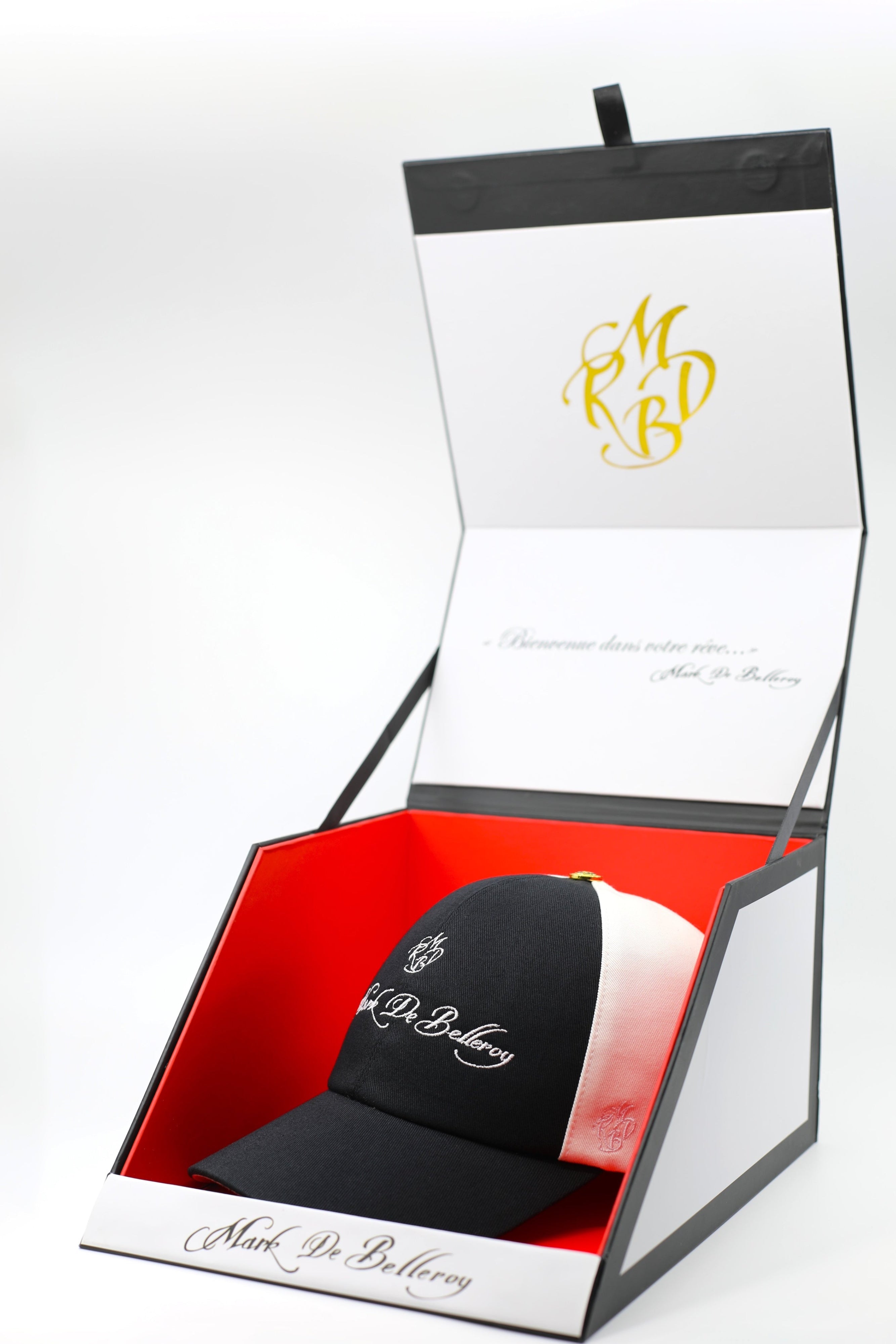 casquette baseball de luxe brodée Mark De Belleroy casquette noire et blanche dans son écrin signature Mark De Belleroy 