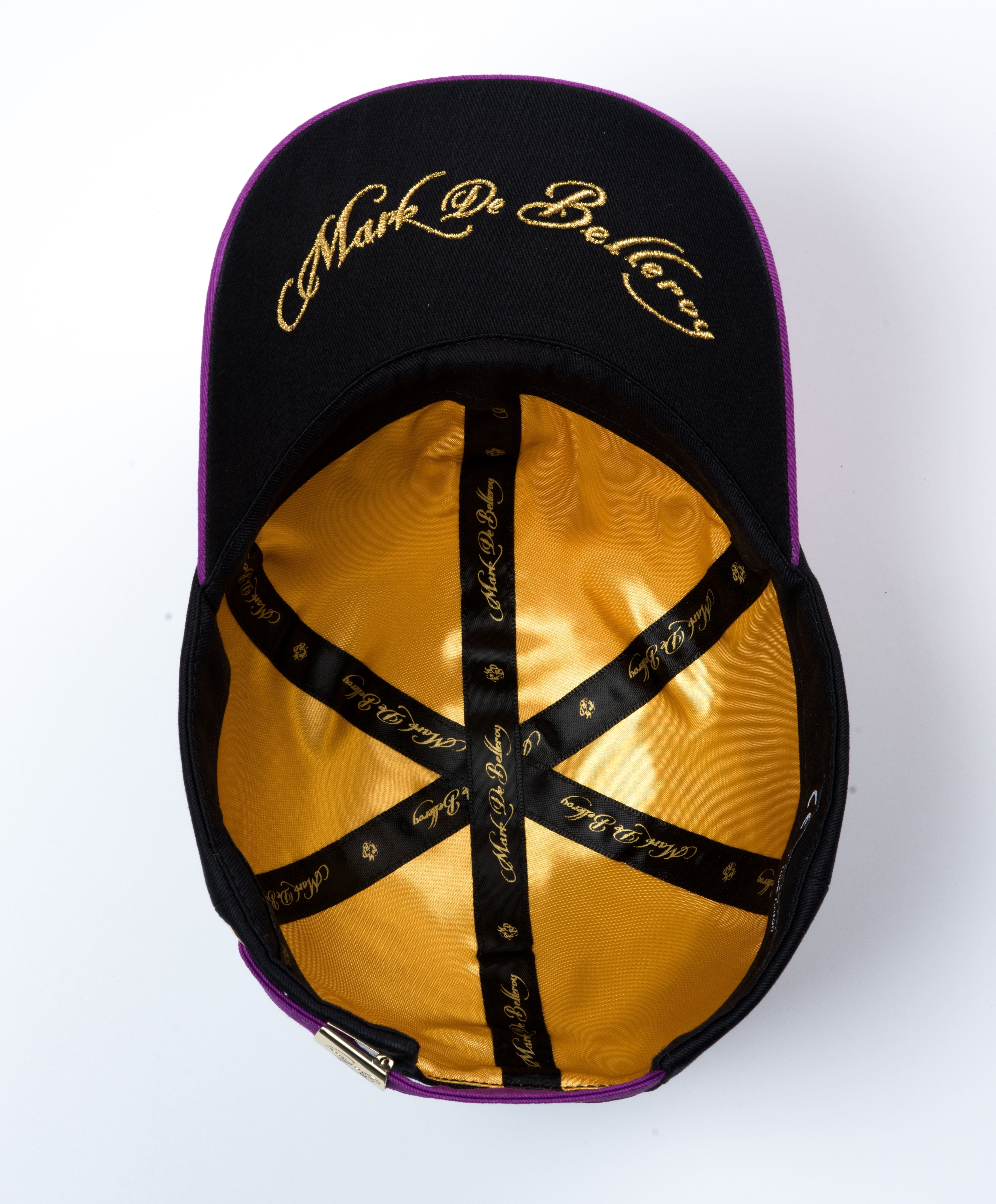 casquette de luxe violette et noire intérieur satin doré vue intérieure made in France mark de Belleroy 