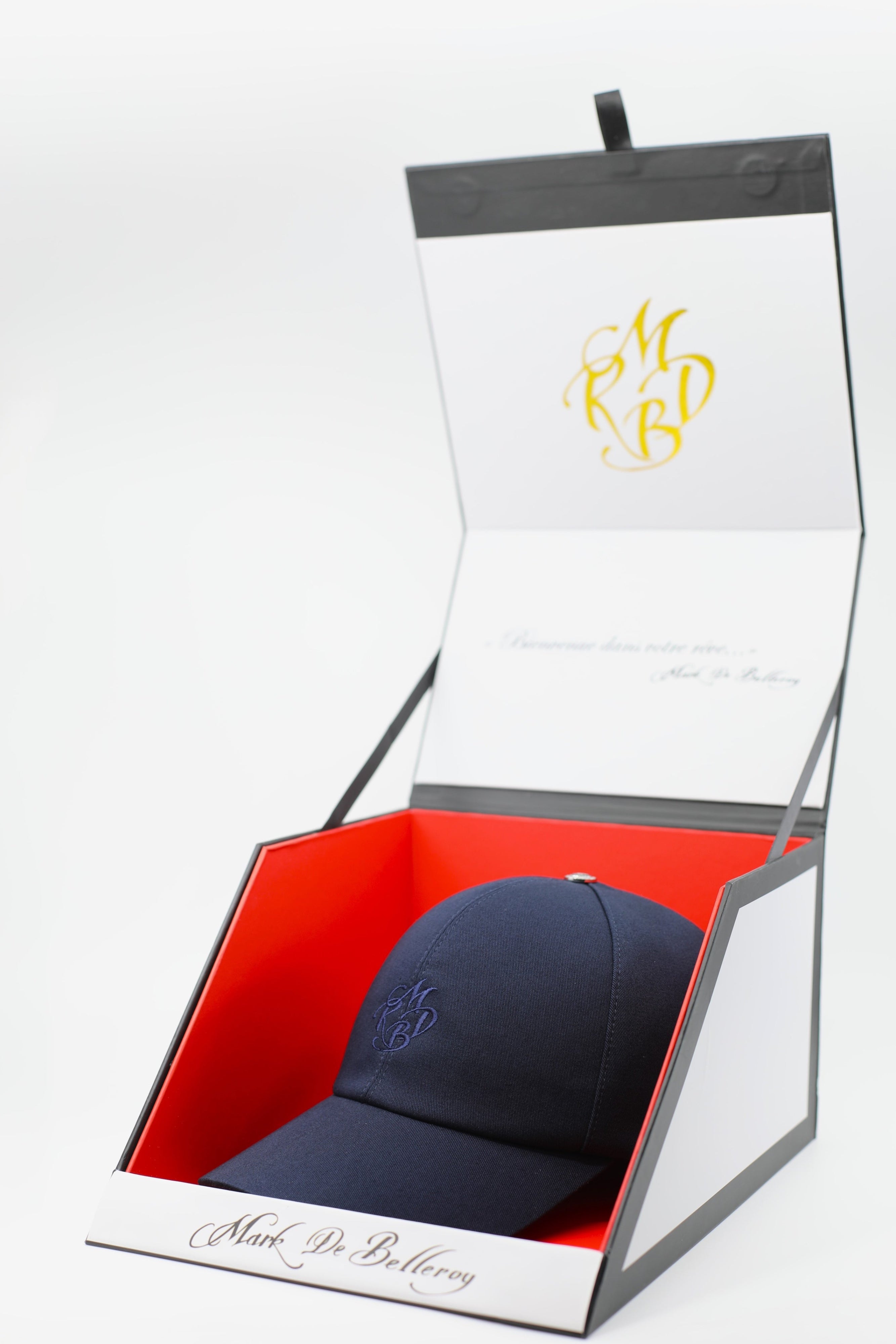 casquette de golf de luxe bleu marine Mark De Belleroy écrin signature made in France