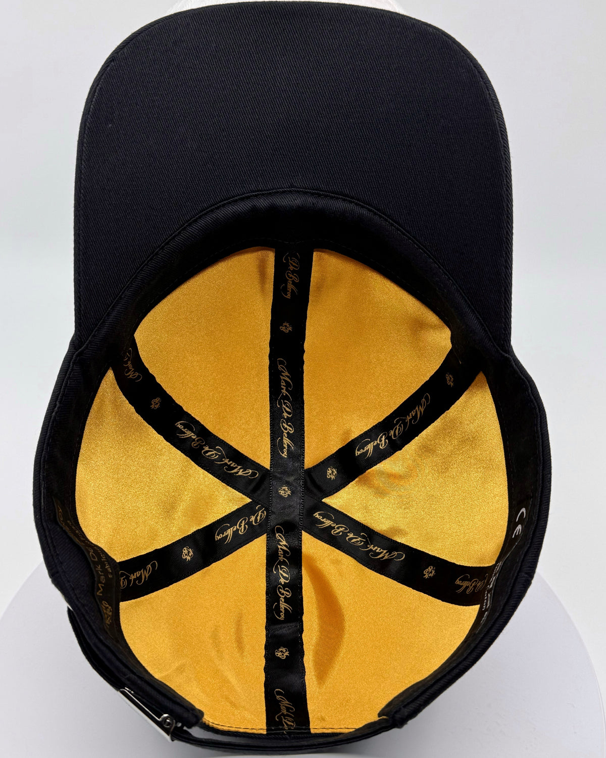 casquette de golf de luxe noire vue arrière intérieur satin doré made in France
