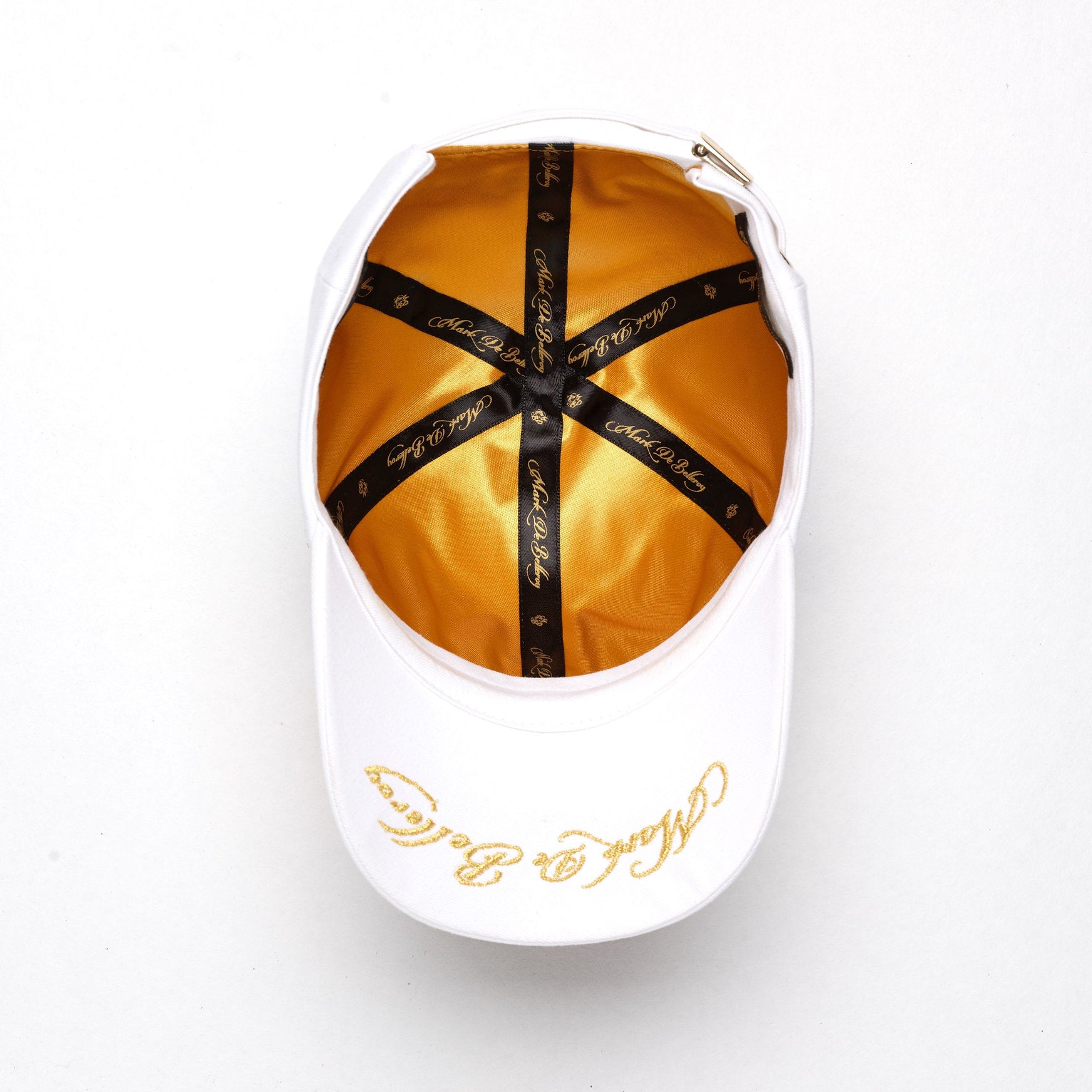 casquette baseball de luxe blanche serpent profil fermoir doré gravé Mark De Belleroy