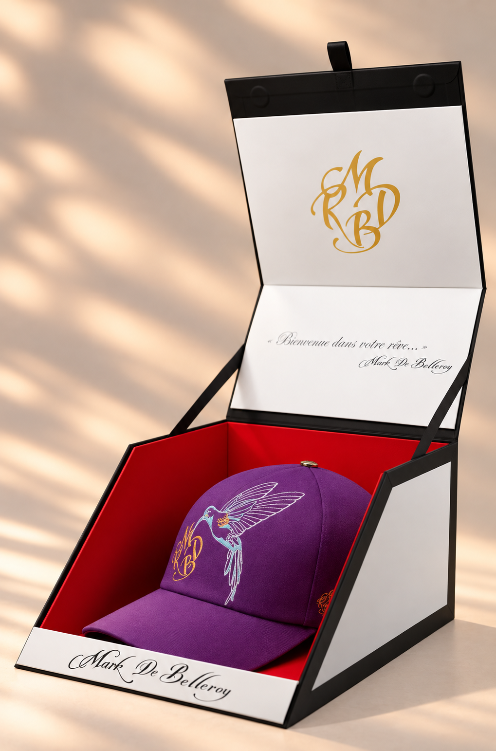 casquette baseball de luxe blanche colibri Mark De Belleroy dans son écrin signature made in France
