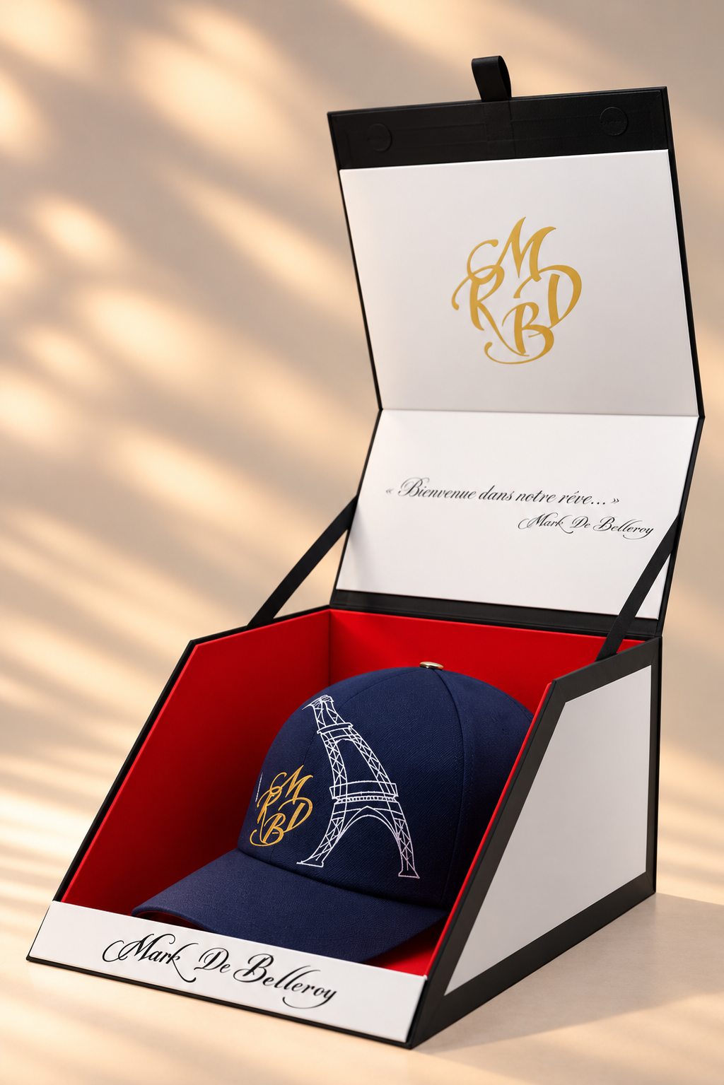 casquette baseball de luxe bleu marine tour Eiffel Mark De Belleroy dans son écrin signature made in France