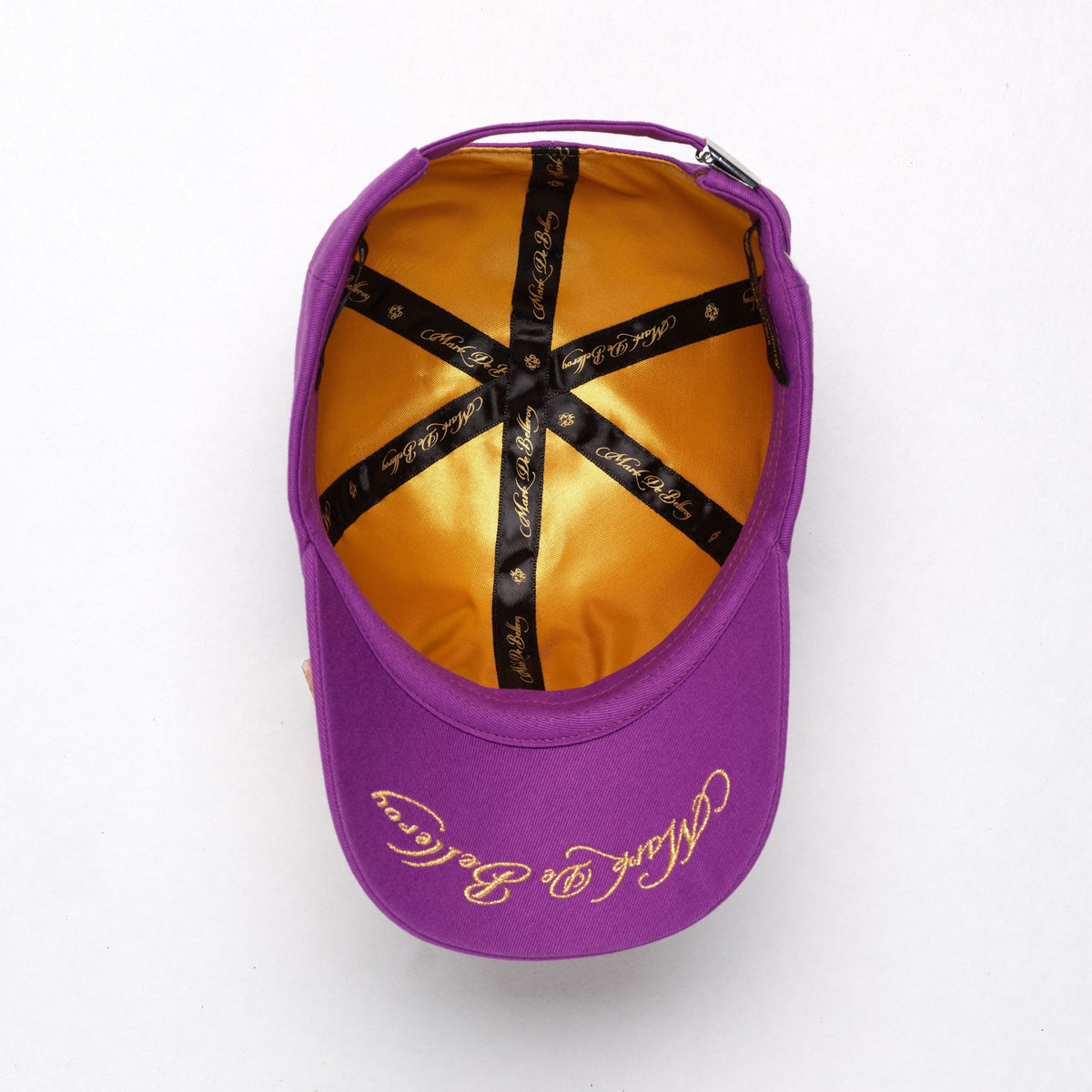 intérieur satin doré cache couture logoté casquette baseball prestige violette Mark De Belleroy