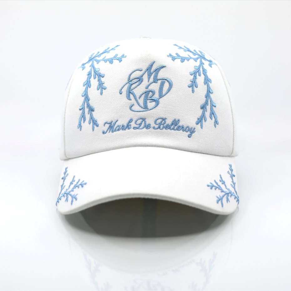 vue de face casquette prestige blanche broderie branchage bleu ciel fermoir argenté gravé Mark De Belleroy