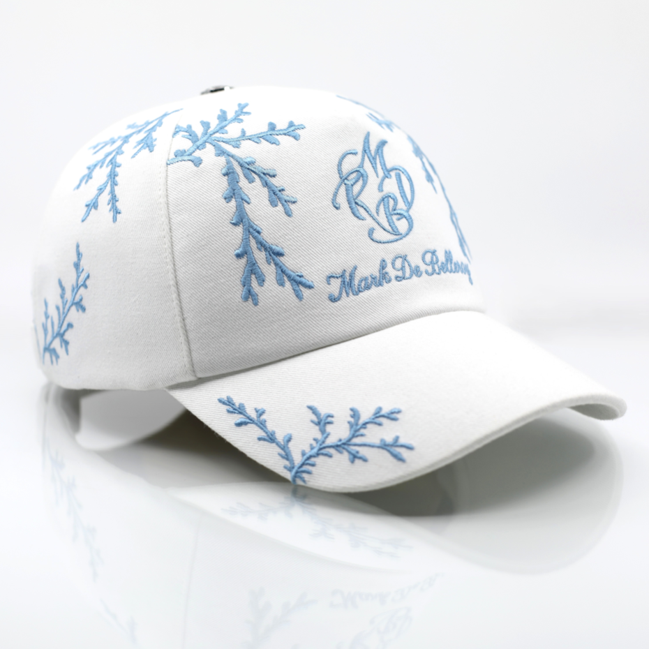 casquette haut de gamme blanche branchage bleu ciel profil avant droit artisanale française Mark De Belleroy