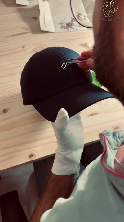 Vidéo fabrication de casquette sur mesure avec des cristaux de Swarovski, casquette de luxe Mark De Belleroy, casquette faite à la main, pose de cristaux sur une casquette baseball de luxe brodée. casquette made in france, French designer 